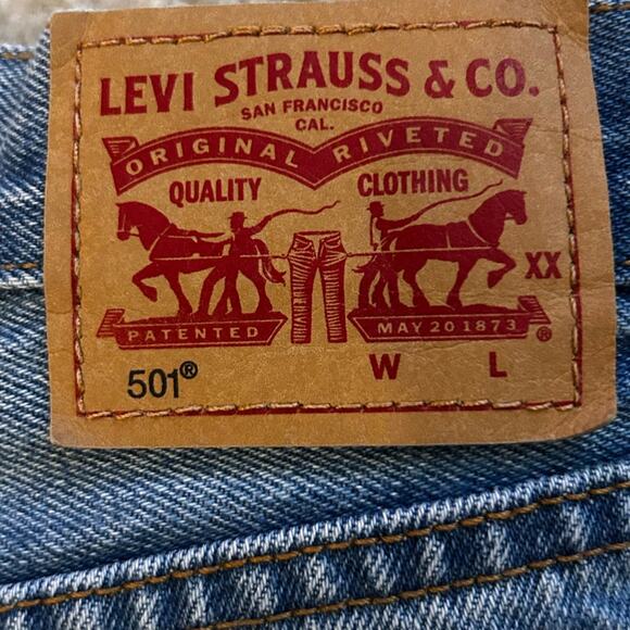 Levi’s 501 Light Wash Hidden Button Fly Raw Hem 100% Cotton Denim Jean Shorts 26 - Picture 4 of 6